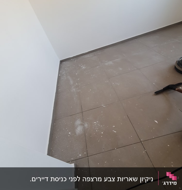 רצפה מלוכלכת עם שאריות צבע ואבק